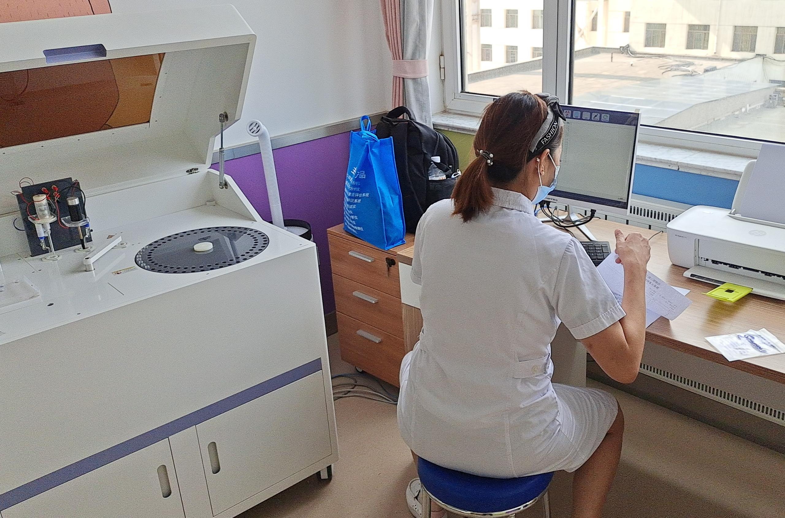 拜访药店2024海角官网首页老客户，帮助客户合理选择